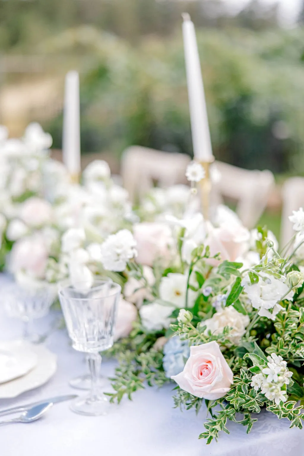 Pastel wedding flowers at Greystone Castle, image 2