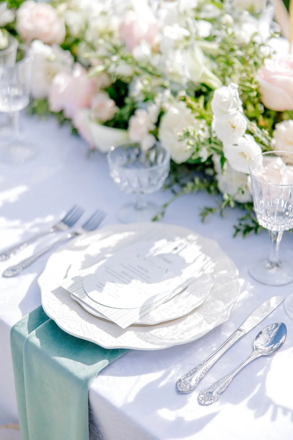 Pastel wedding flowers at Greystone Castle, image 3