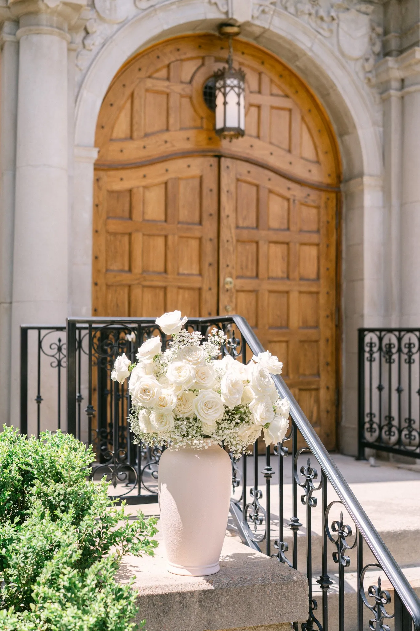 Ethereal white Broadmoor wedding flowers, image 3