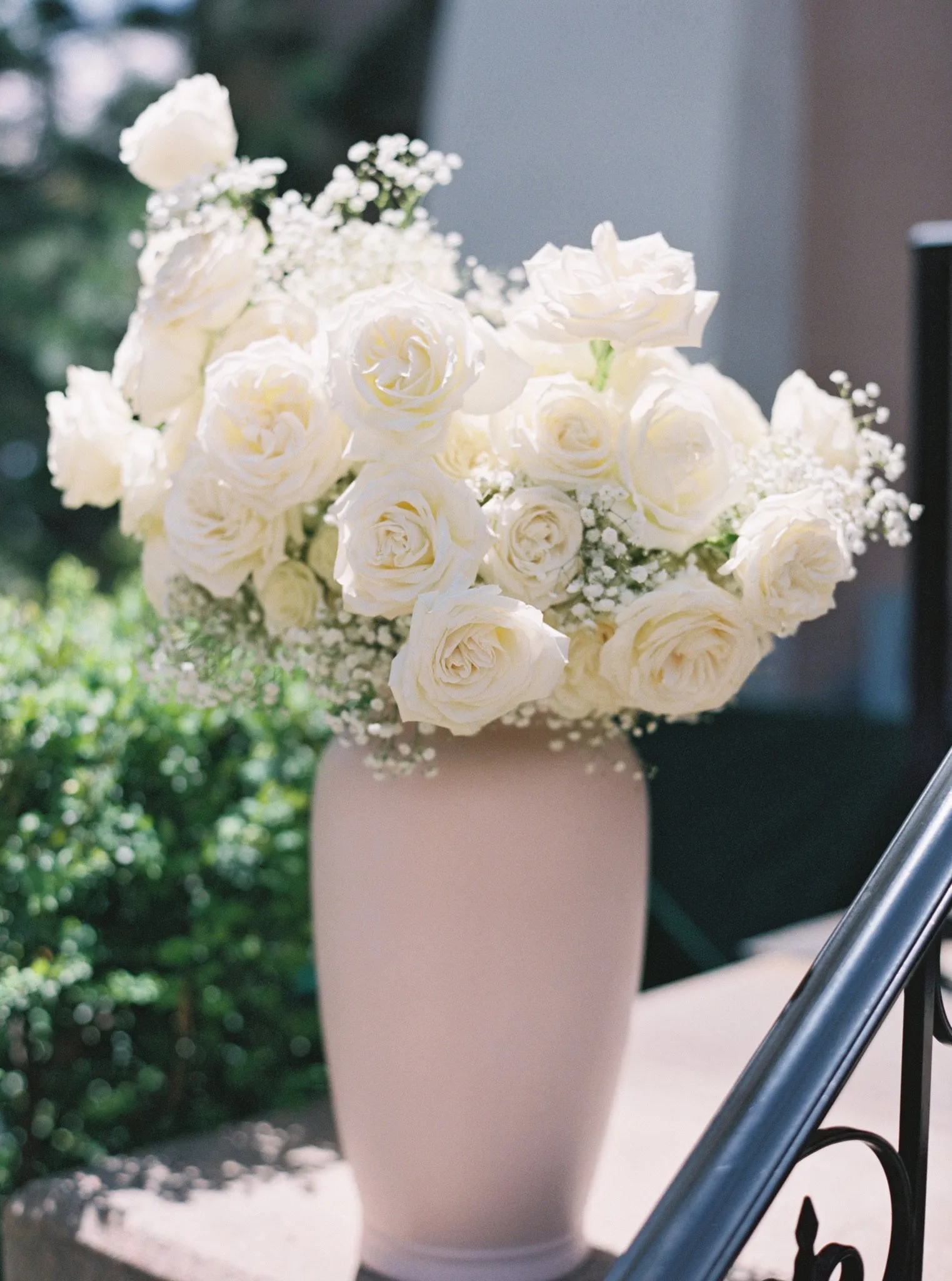 Ethereal white Broadmoor wedding flowers, image 4