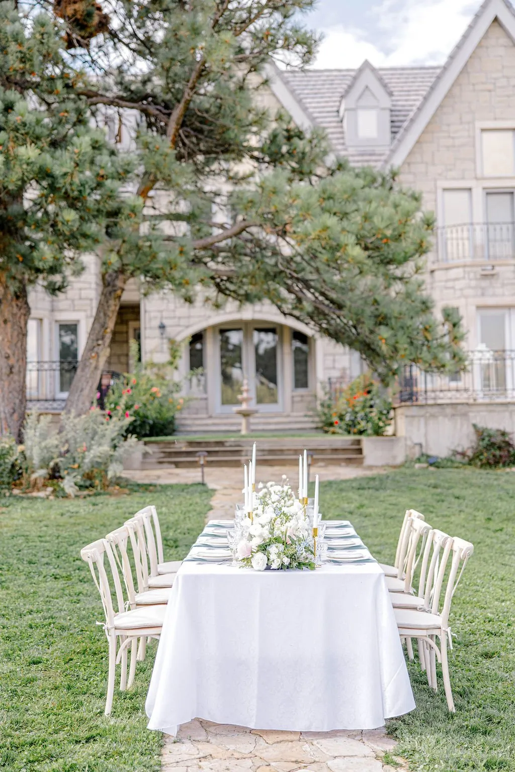 Pastel wedding flowers at Greystone Castle, image 4