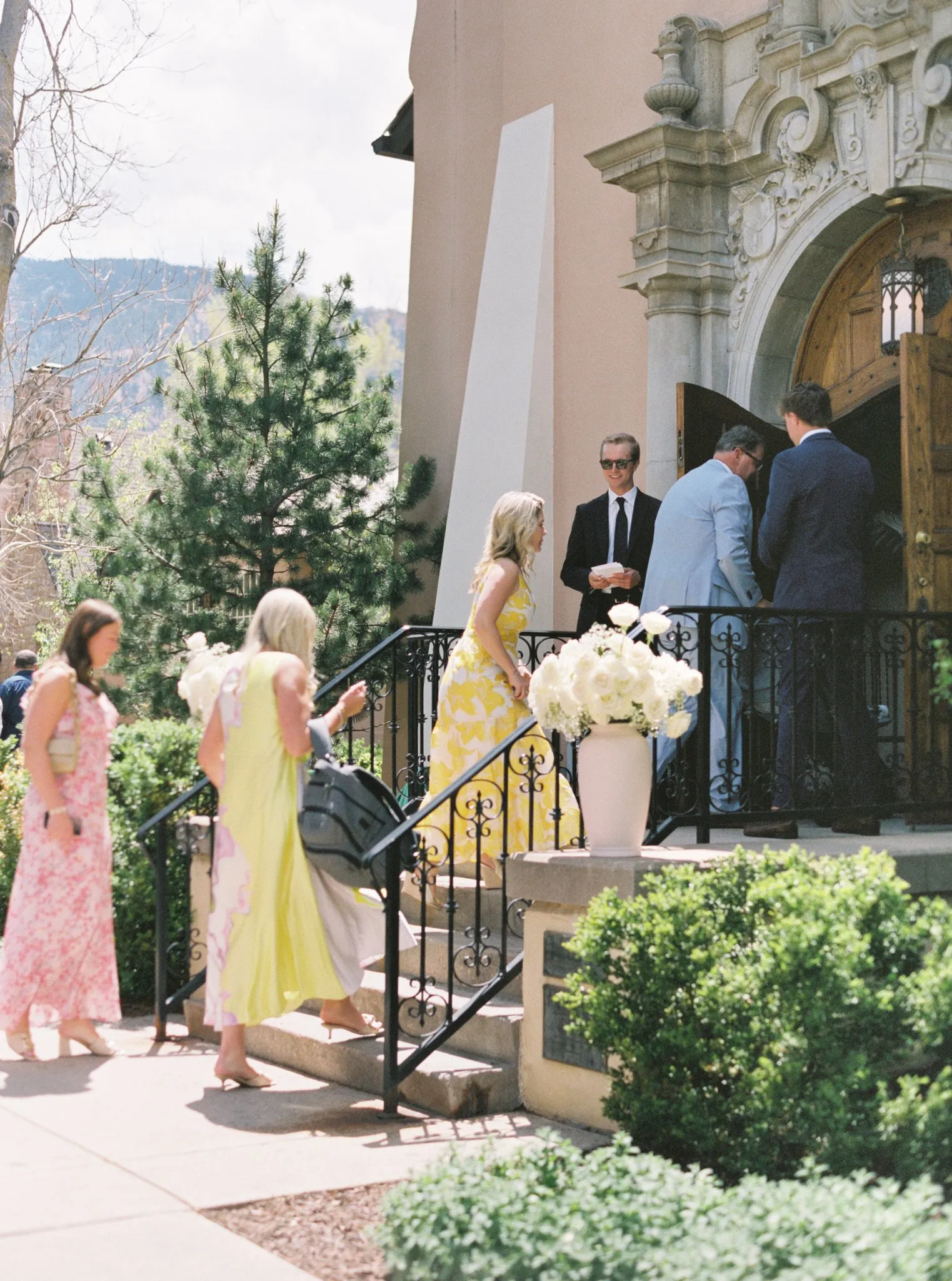 Ethereal white Broadmoor wedding flowers, image 5