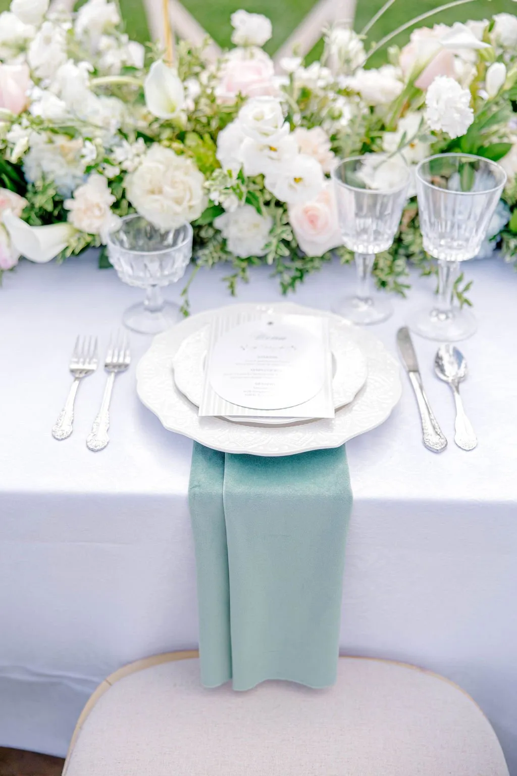 Pastel wedding flowers at Greystone Castle, image 5
