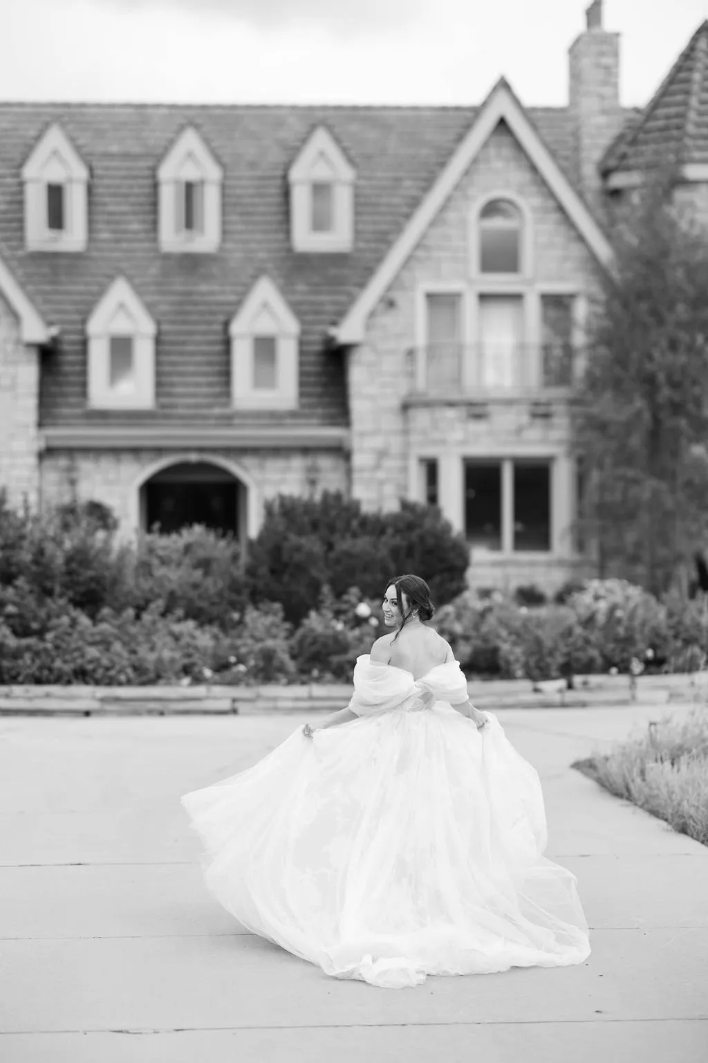Pastel wedding flowers at Greystone Castle, image 7