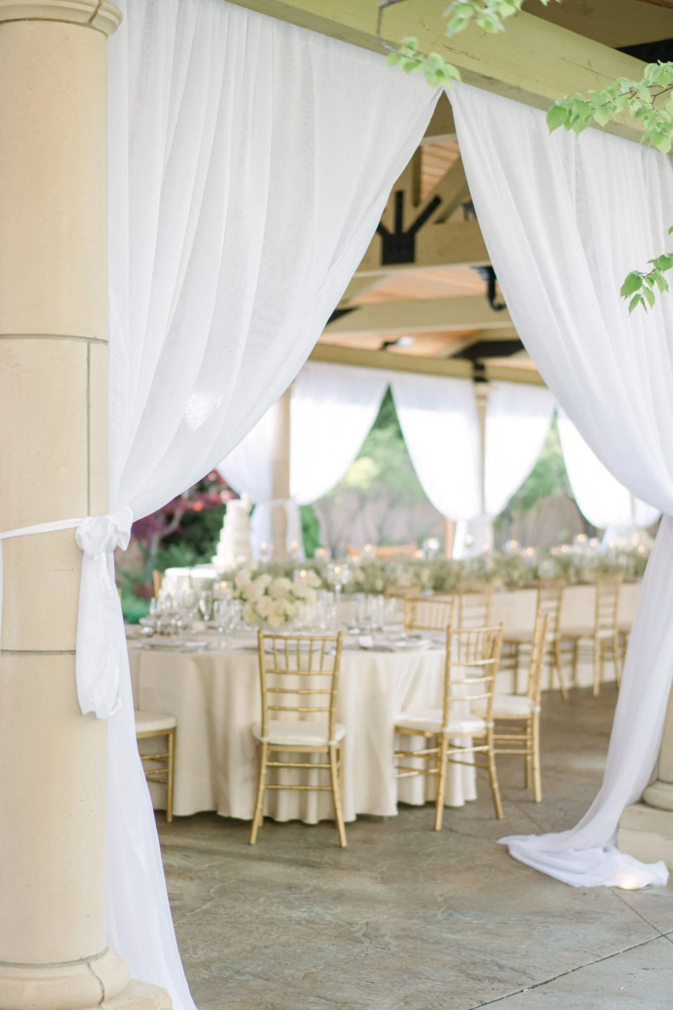 Ethereal white Broadmoor wedding flowers, image 7