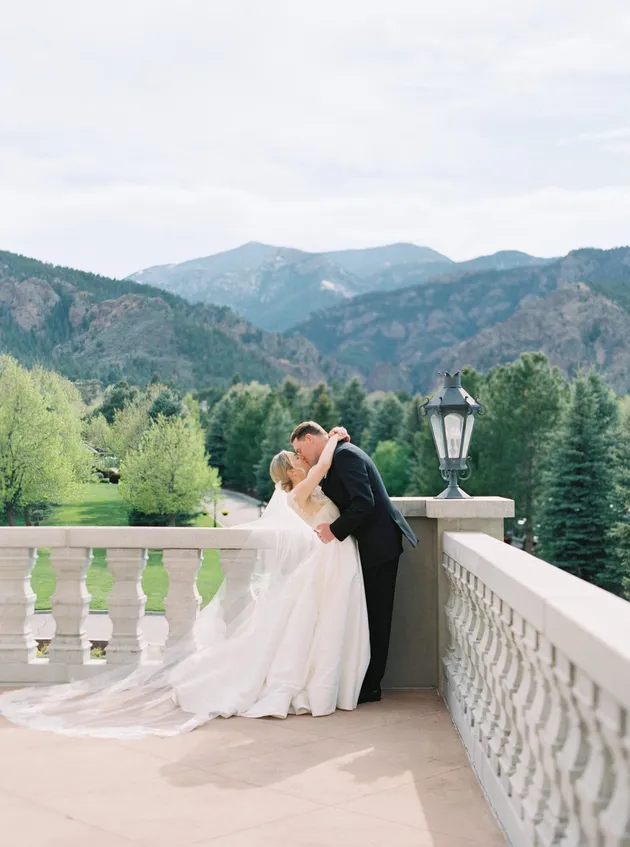 Broadmoor wedding bride and groom with white florals outdoors