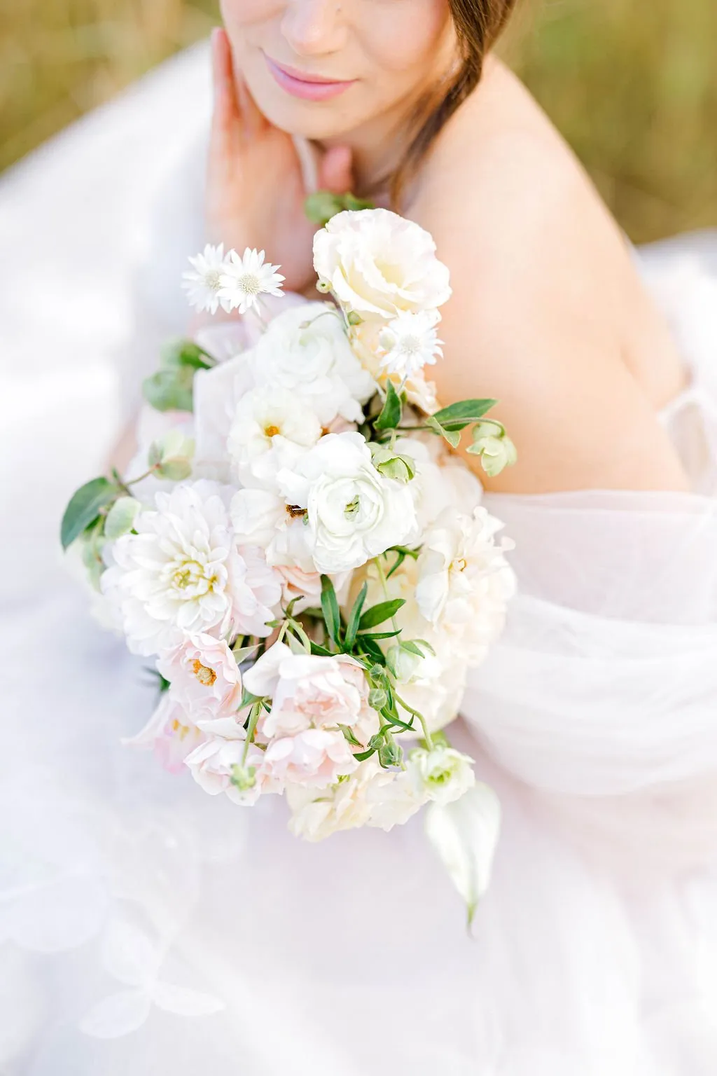 Pastel wedding flowers at Greystone Castle, image 9