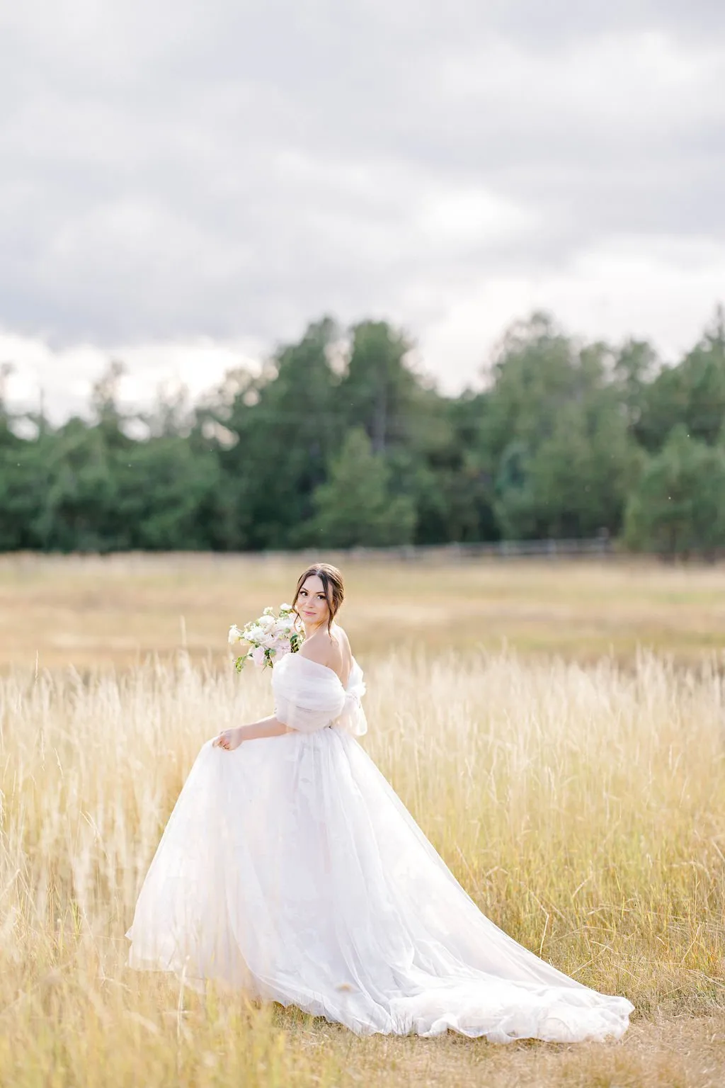 Pastel wedding flowers at Greystone Castle, image 10